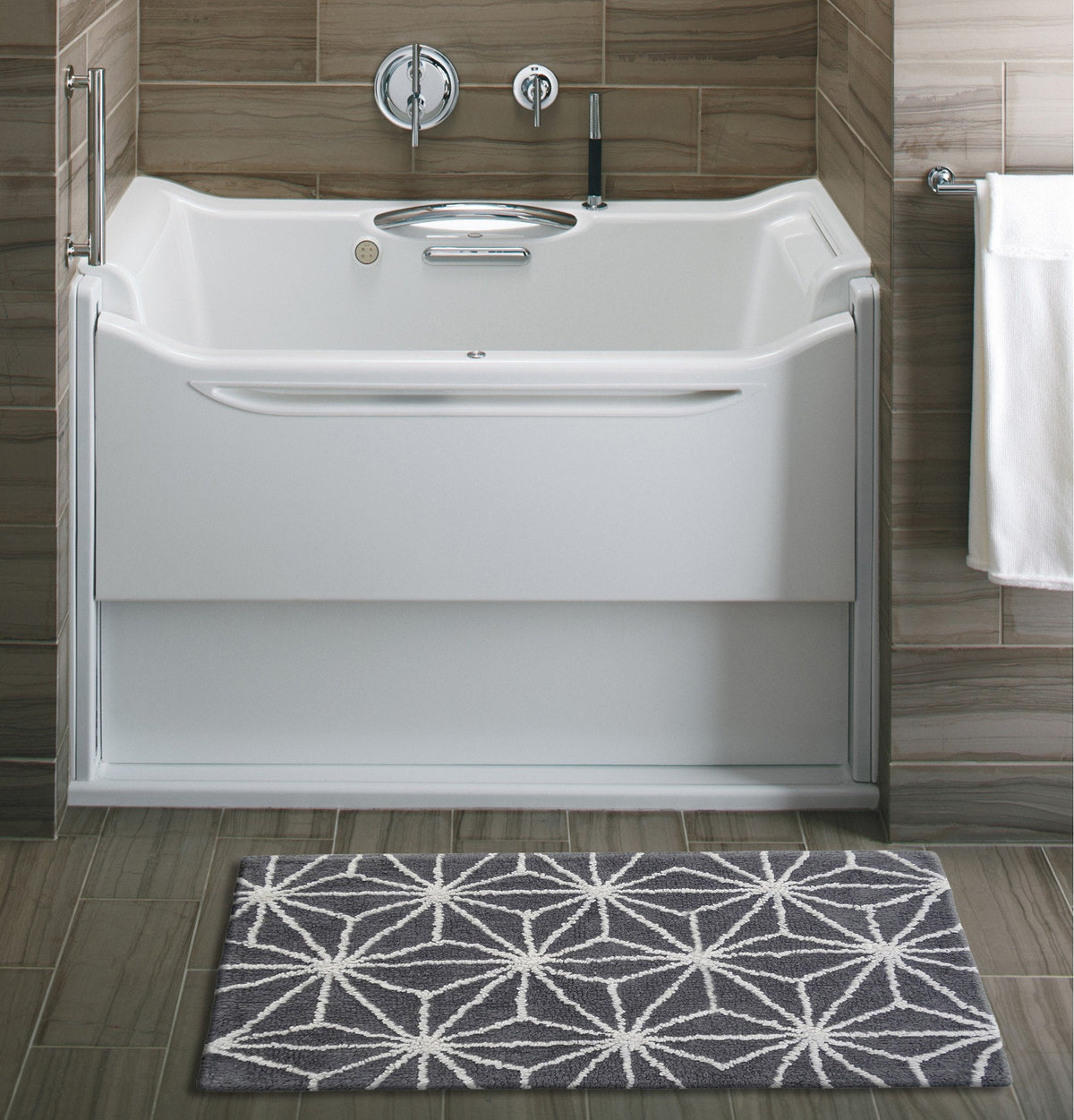 CHICOS HOME Bath Rug Geometric Pattern in Grey & Ivory (Online Exclusive)